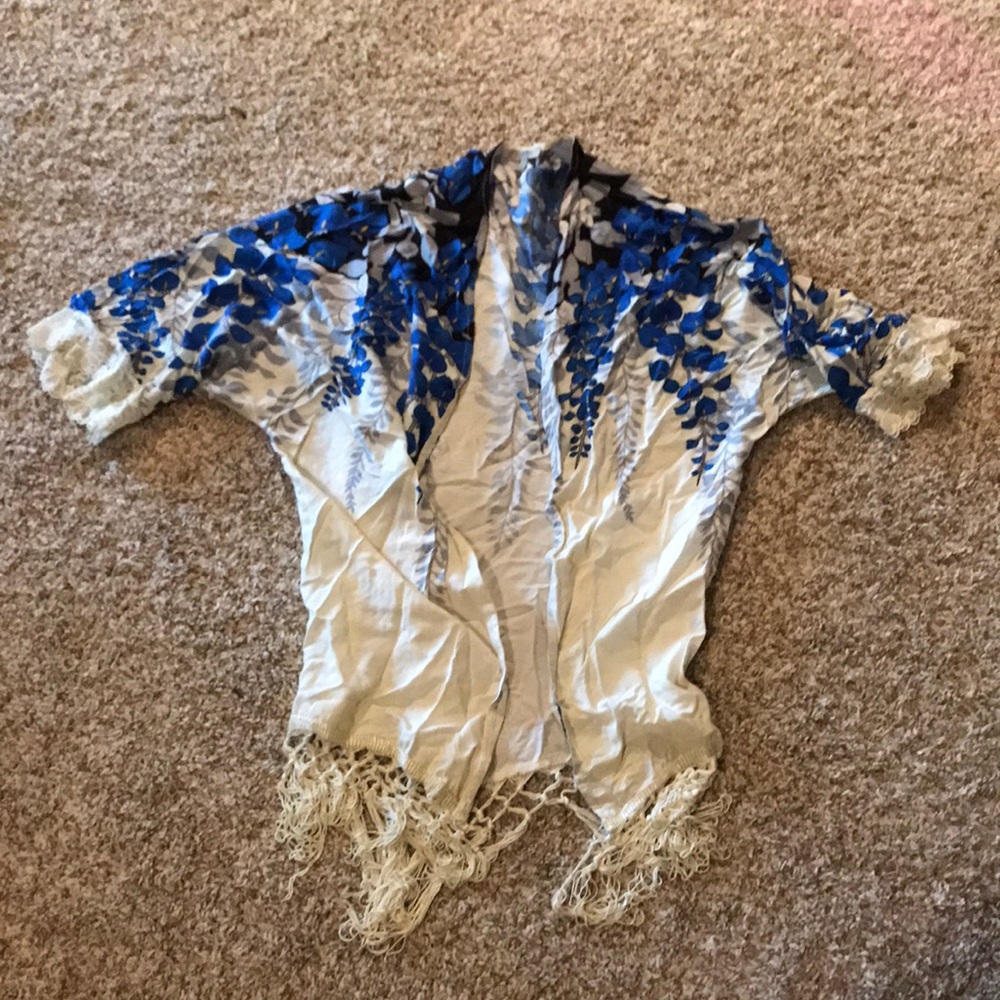 Kimono with lace and tassel detail